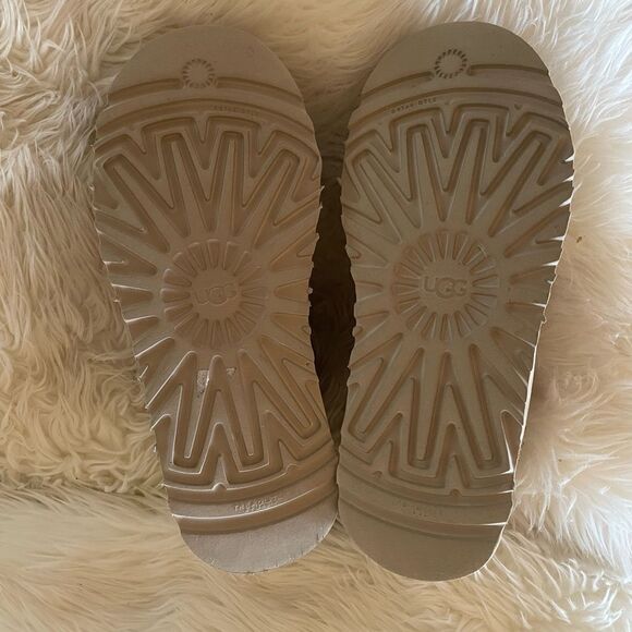 Tan UGG tazz slides - Picture 10 of 11